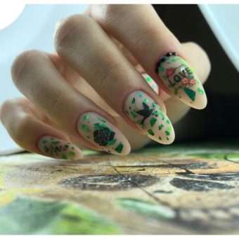 Светлые матовые ногти натурального цвета с украшениями из зеленой фольги и простыми рисунками