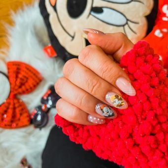 Светлые ногти с простыми белыми узорами, наклейками в виде Микки Мауса и Минни Маус