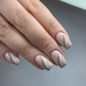 Светлый кремовый маникюр на квадратные ногти с белоснежными и золотистыми блестящими полосками