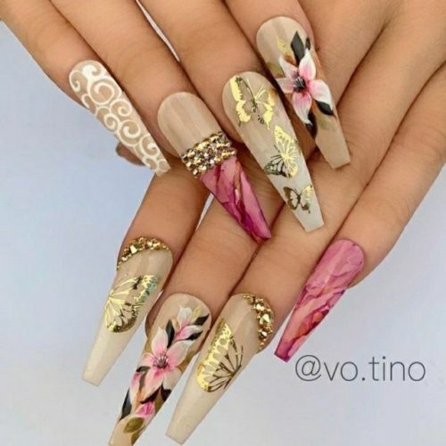 Роскошный дизайн ногтей с оформлением мрамором и золотом на очень длинных ногтях