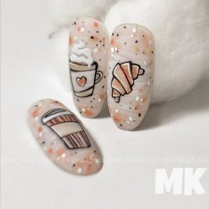 Светлый повседневный маникюр с простыми рисунками в виде круассанов, стаканов кофе