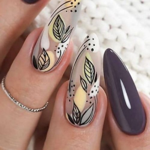 Темно-фиолетовый дизайн ногтей миндалевидной формы с растительным рисунком на прозрачном фоне