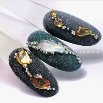 Темно-серый «сахарный» дизайн ногтей с объемным жемчугом и декоративными камнями