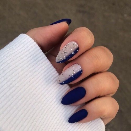Темно-синее оформление ногтей с белыми половинками, серебристыми блестками