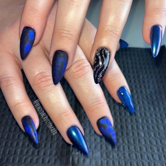 Темно-синий дизайн ногтей «Ночь» с черными узорами, блестящими полосками и глянцем