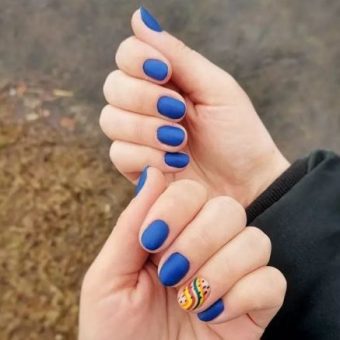 Темно-синий матовый маникюр на короткие круглые ногти с цветными вставками на одном пальце