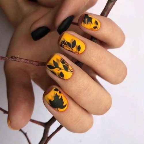 Темно-желтый маникюр на квадратные матовые ногти с черными рисунками листьев
