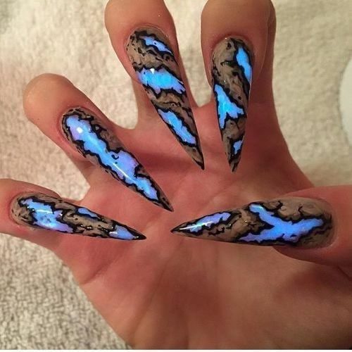 Темный маникюр со сложным узором и яркими голубыми вставками на каждом ногте