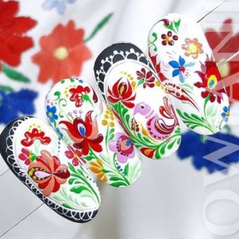Традиционный дизайн ногтей с цветными рисунками в стиле народных промыслов