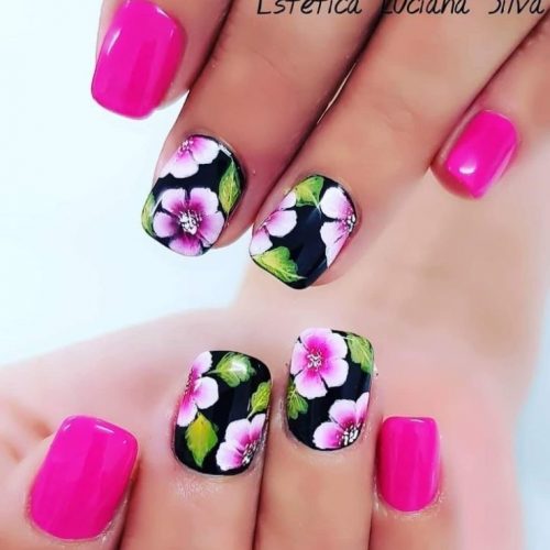 Весенний яркий розовый маникюр с цветами на черном фоне на двух ногтях