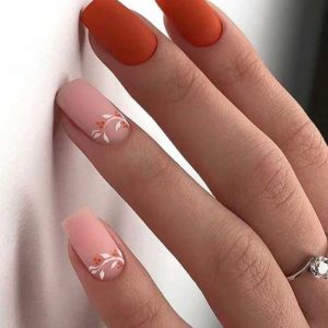 Весенний красно-розовый матовый маникюр с цветочным узором на двух ногтях