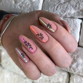 Весенний маникюр на ногтях миндальной формы с яркими полосками и цветочными рисунками