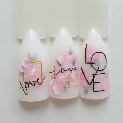 Весенний вариант оформления ногтей в розовом и белом цвете с цветочными рисунками и золотистыми вставками