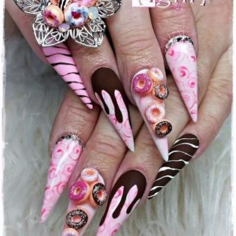 Вкусный маникюр на ногти-стилеты с объемным декором-пончиками, имитацией шоколадных подтеков