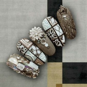 Восточный темный маникюр с рисунками в виде плитки, объемными декоративными камнями
