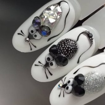 Забавный маникюр на белые ногти с объемным декором в виде мышек из камней, стразов, бусин