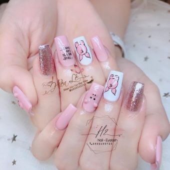 Забавный розовый дизайн ногтей с объемным изображением поросенка, блестками и надписями
