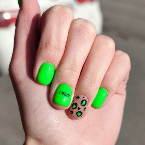 Зеленый неоновый маникюр на короткие ногти с надписью Танцуй и леопардовым рисунком