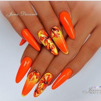 Желто-оранжевый яркий маникюр с 3Д-рисунками цветов на длинных ногтях