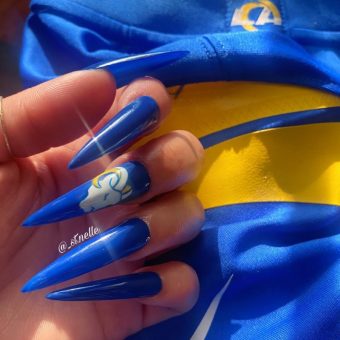 Желто-синий дизайн ногтей на тему американского футбола с символом клуба «Лос-Анджелес Рэмс»