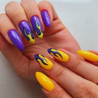 Желто-синий дизайн ногтей с рисунками пламени на кончиках и глянцевым покрытием