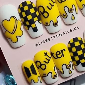 Желтый дизайн ногтей «Масло» с тематическими надписями, рисунками масляных подтеков