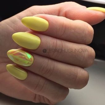 Желтый маникюр на ногти миндальной формы с оформлением безымянного ногтя Битое стекло