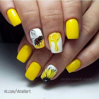 Желтый сочный маникюр на лето с рисунками пчелы, подсолнуха и аппетитных медовых капель