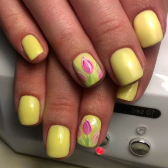 Желтый весенний дизайн квадратных коротких ногтей с рисунком тюльпанов