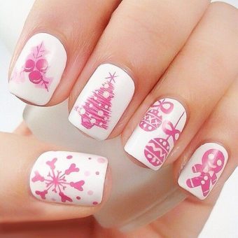 Зимнее праздничное оформление ногтей в бело-розовом цвете с новогодними рисунками