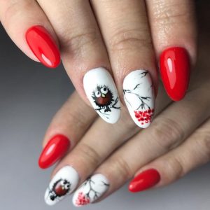 Зимний дизайн в красном и белом цвете с рисунком снегиря и рябины на миндальных ногтях