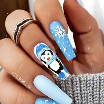 Зимний новогодний голубой маникюр с рисунком пингвин на длинных ногтях квадратной формы