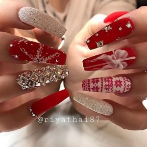 Зимний праздничный дизайн ногтей с серебристым песком, стемпингом, объемными рисунками и стразами