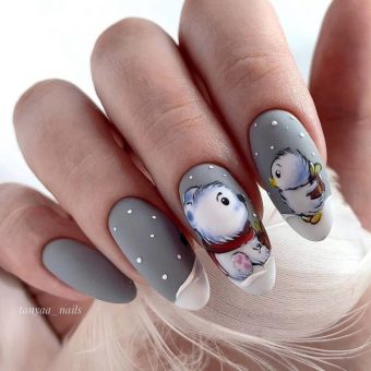 Зимний серый матовый дизайн ногтей с 3Д-рисунками в виде северного мишки и птички с подарками