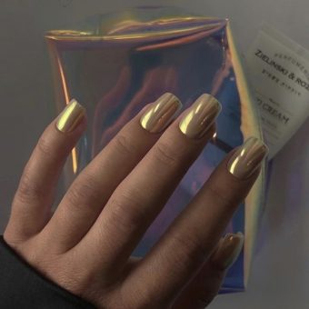 Золотистый маникюр на квадратные ногти средней длины с блестящим покрытием